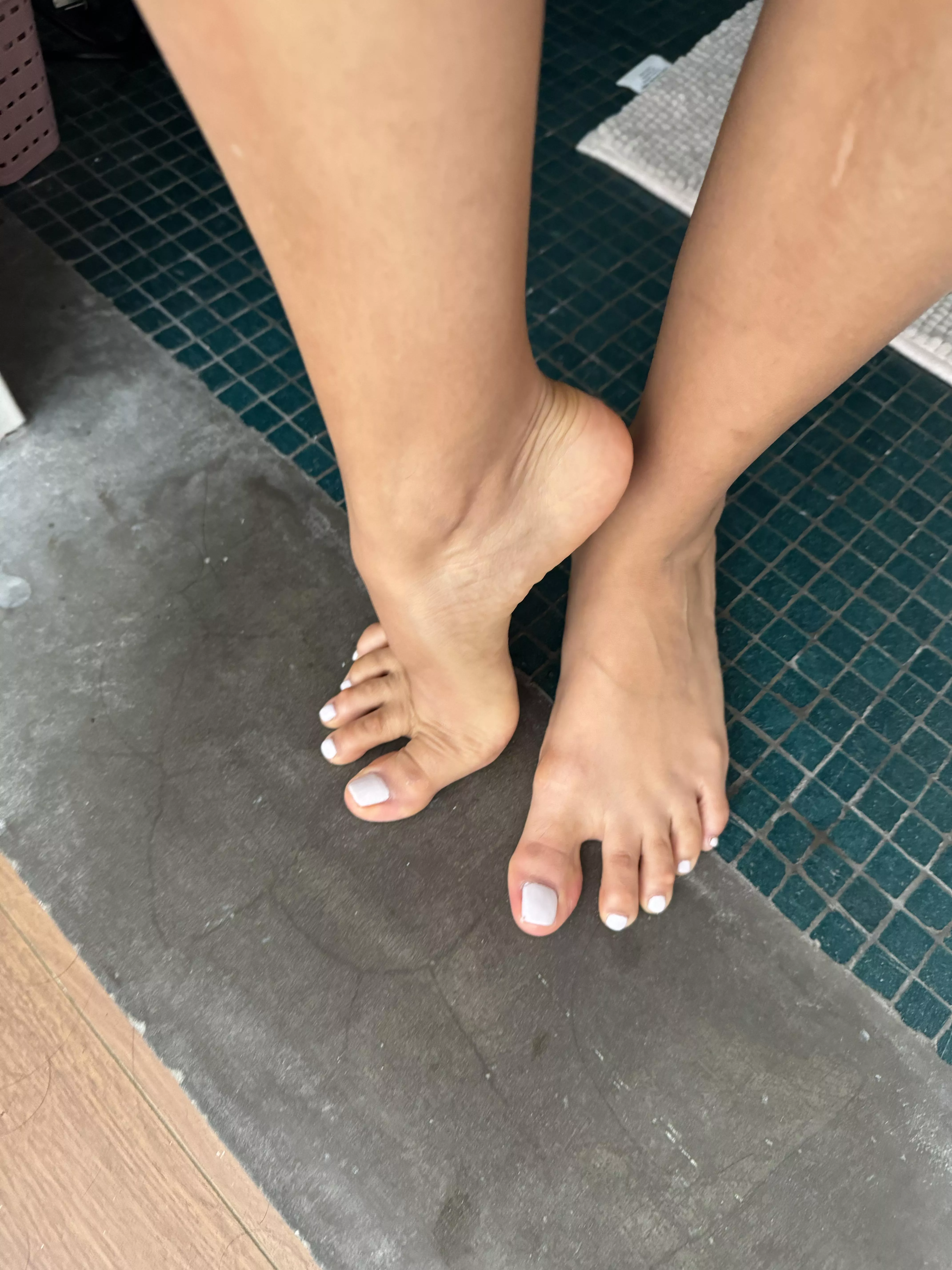 The sexiest feet you will see today. You want to lick and smell them 