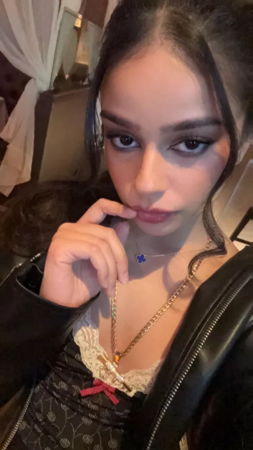 The sweeter we look the more demanding we are. Serve me beta losers. Too pretty for you but that's what your money is for💞