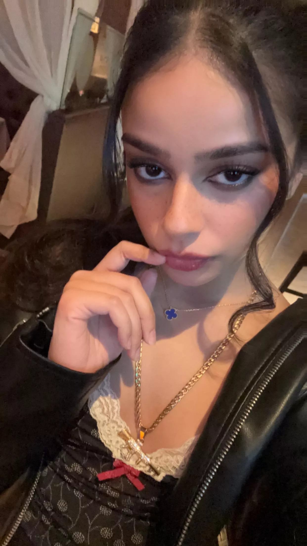 The sweeter we look the more demanding we are. Serve me beta losers. Too pretty for you but that's what your money is for💞