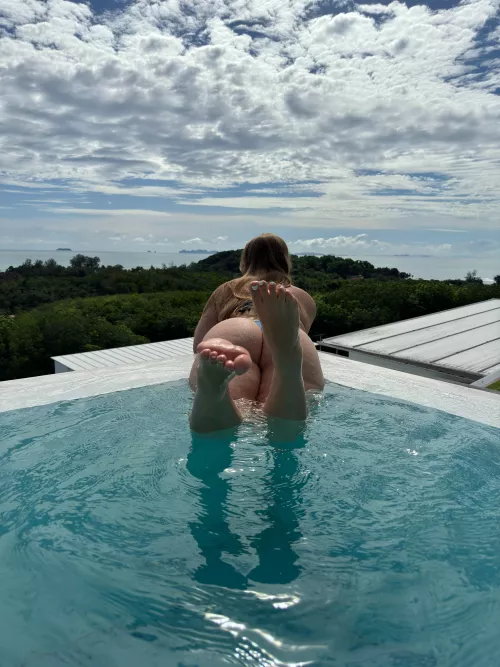 This 41yo MILF loves to lounge by the pool... especially if there's someone to play with.