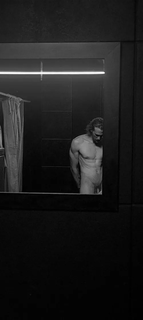 Took this in the gym locker rooms, what do you think?🥵