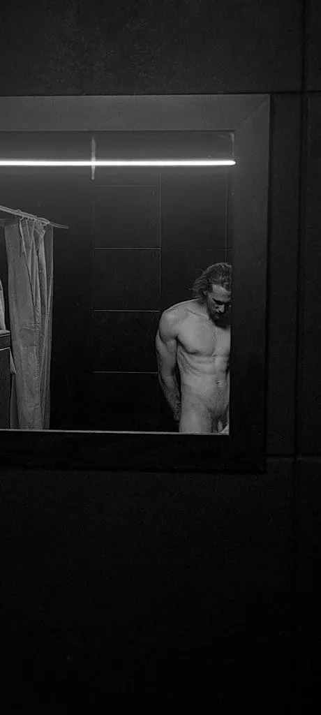 Took this in the gym locker rooms, what do you think?🥵