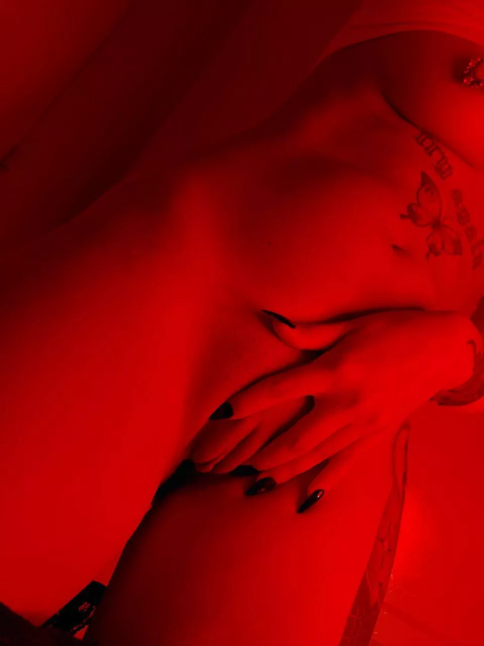 Upvote if you accept nudes in your DMs 🥰🤤🥰 Telegram : @Elizabethq1