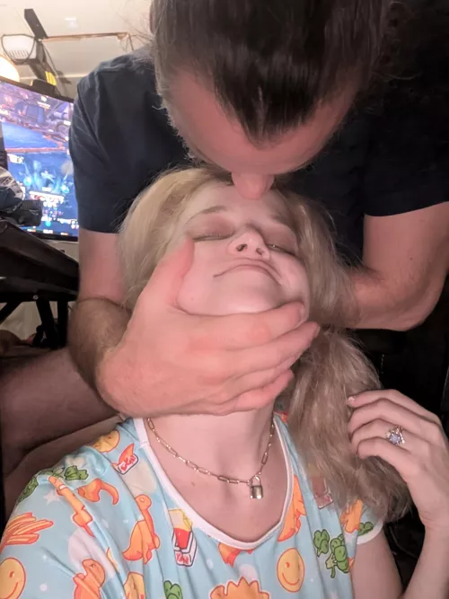 When you space out cause Daddy give you forehead kisses. 