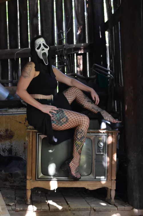 Who says a little terror can’t be seductive? 👻 but make it fashion... Don’t be afraid to get close, I don’t bite... much. 💋