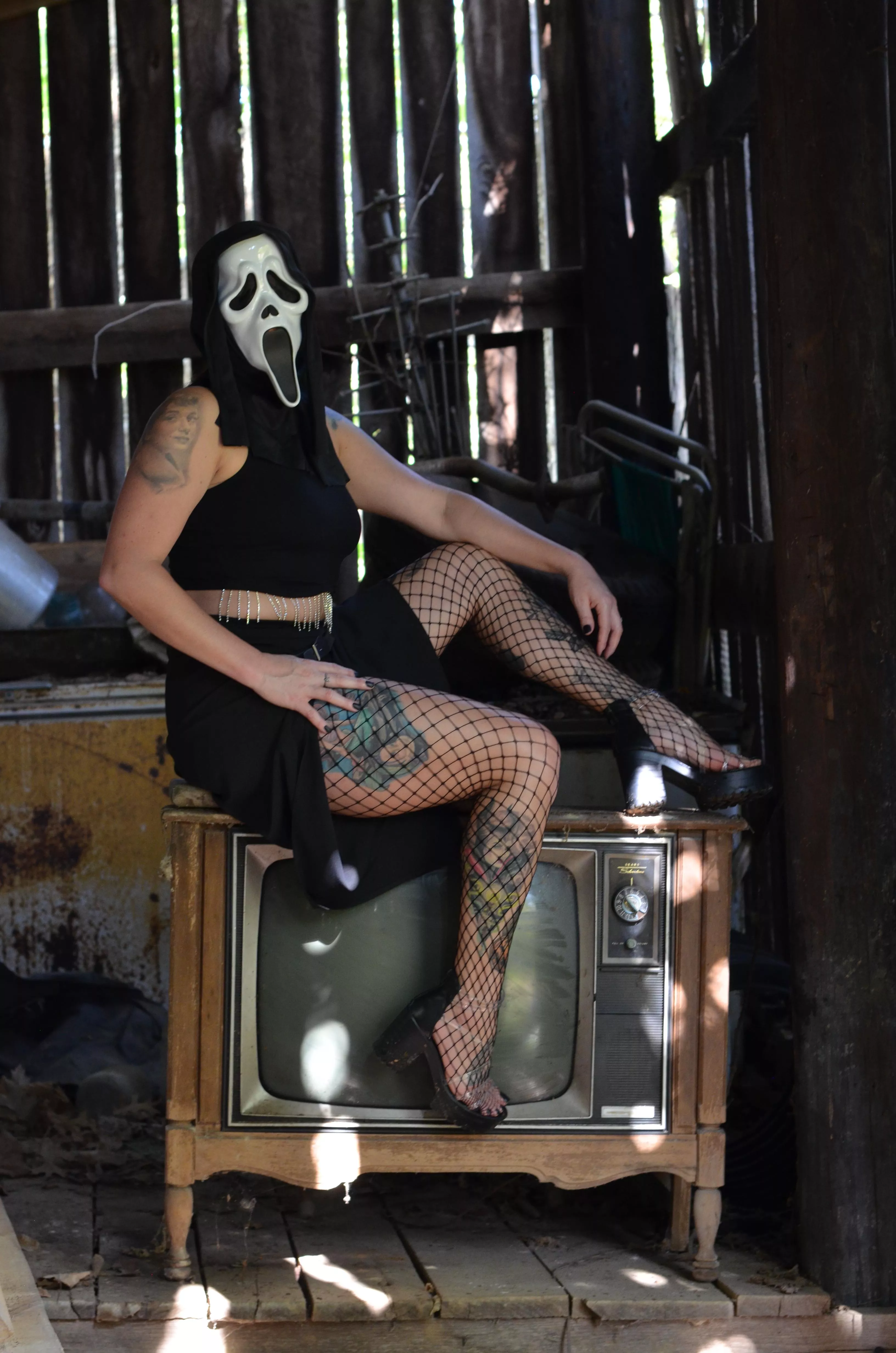 Who says a little terror can’t be seductive? 👻 but make it fashion... Don’t be afraid to get close, I don’t bite... much. 💋