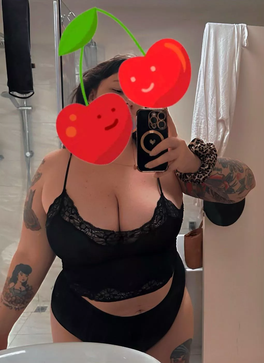 Who up here is hung and loves curvy, thicc women? I’m Bi- ladies don’t be shy 😘 