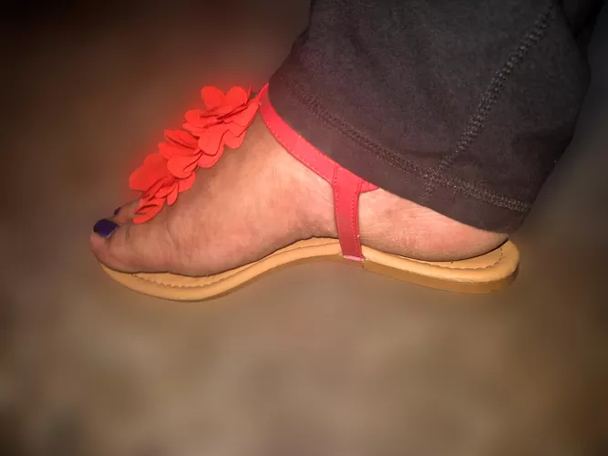 Who wants to see my dirty sole after wearing this sandal? 😘