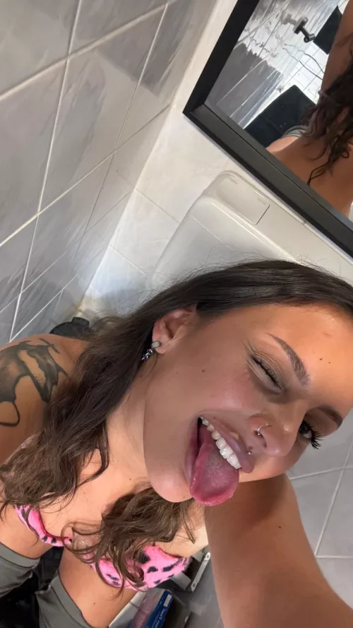 Wurde noch nie auf der Toilette gefickt ;) also will ich schon mal ausprobieren machst du es mit mir 🍌