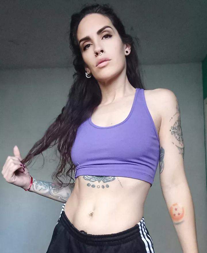 You're dying to touch my navel 