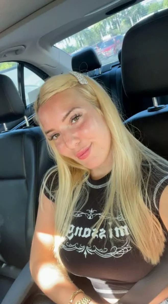 19 F here, what’s your go-to for making someone laugh?