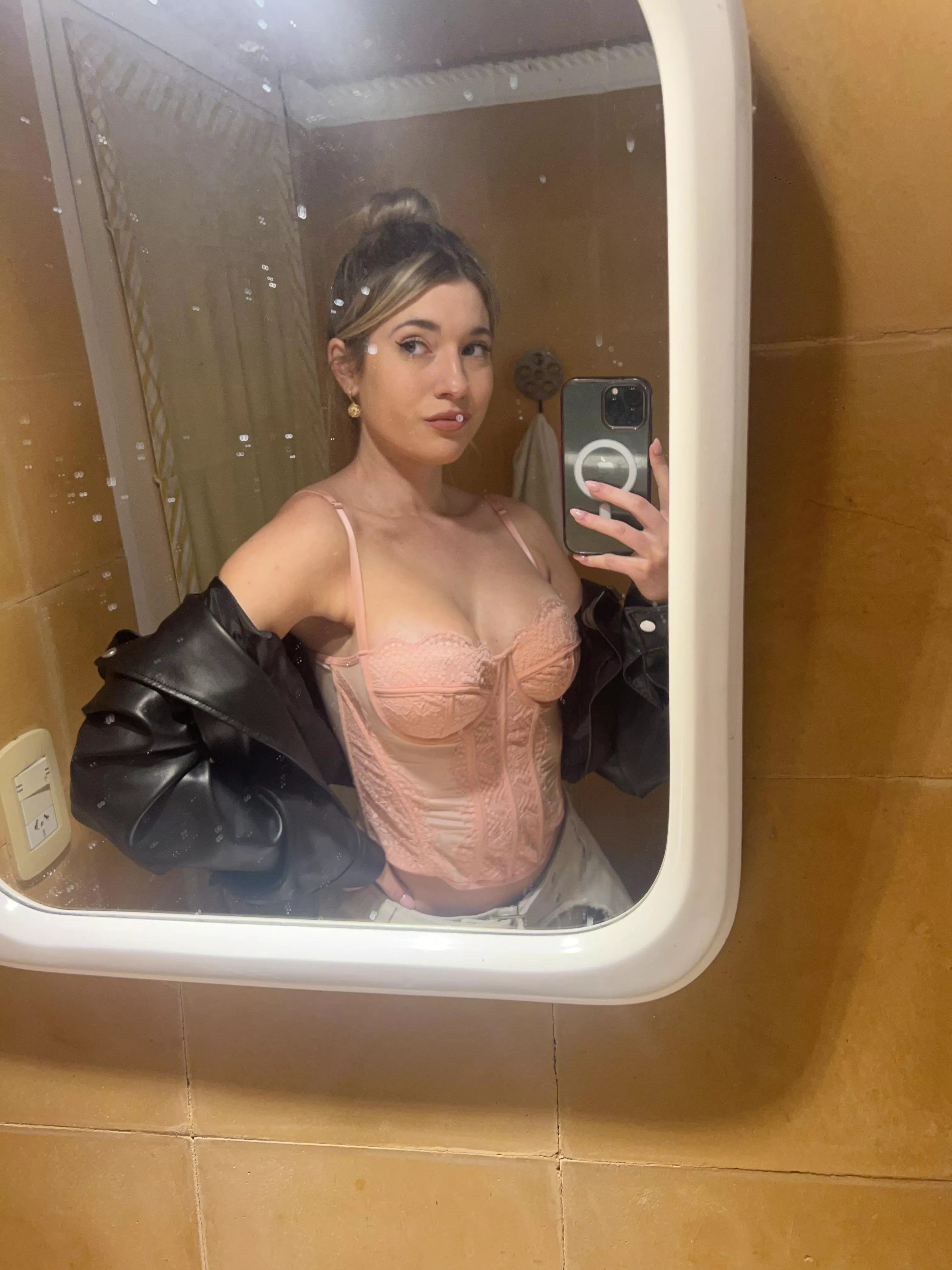 19F Bored and looking for fwb, no strings attached.