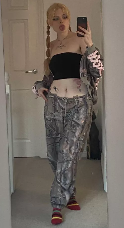 21yo British dom- beg me you worthless little man.