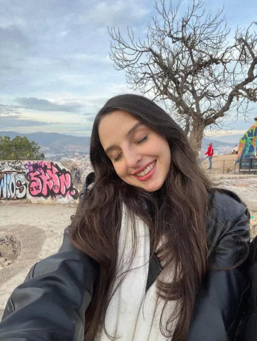 22 [F4M] Embracing the moment, one smile at a time.