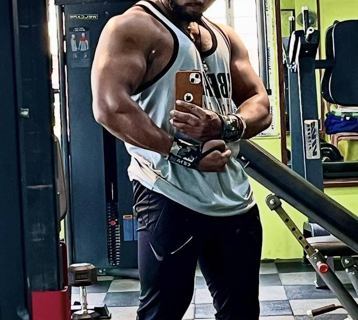 28M dom fit bull here looking for cucks and married sluts to have fun with 