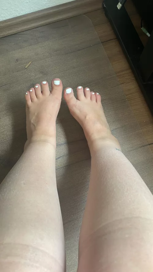 Are you in love with the beauty of my big feet.
