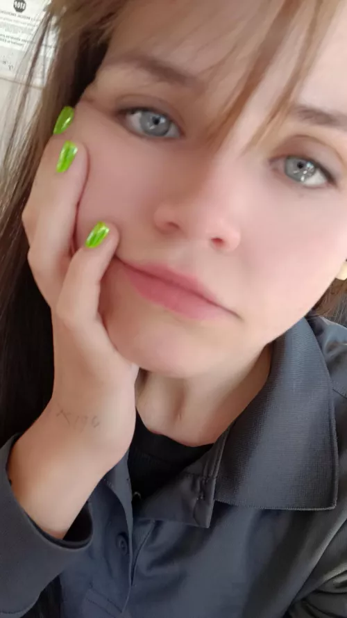 Blue eyes and green nails today 💙 