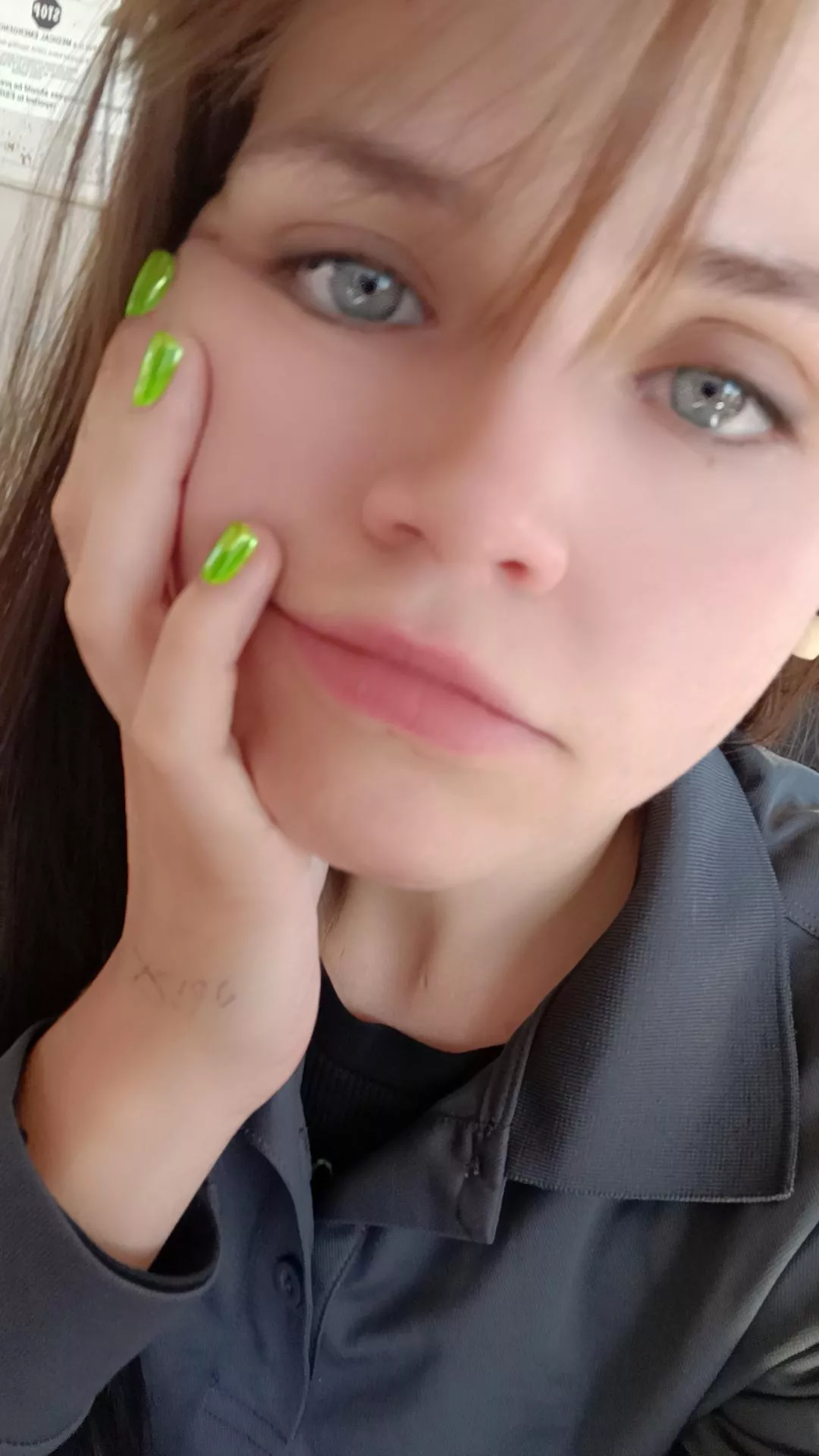 Blue eyes and green nails today 💙 