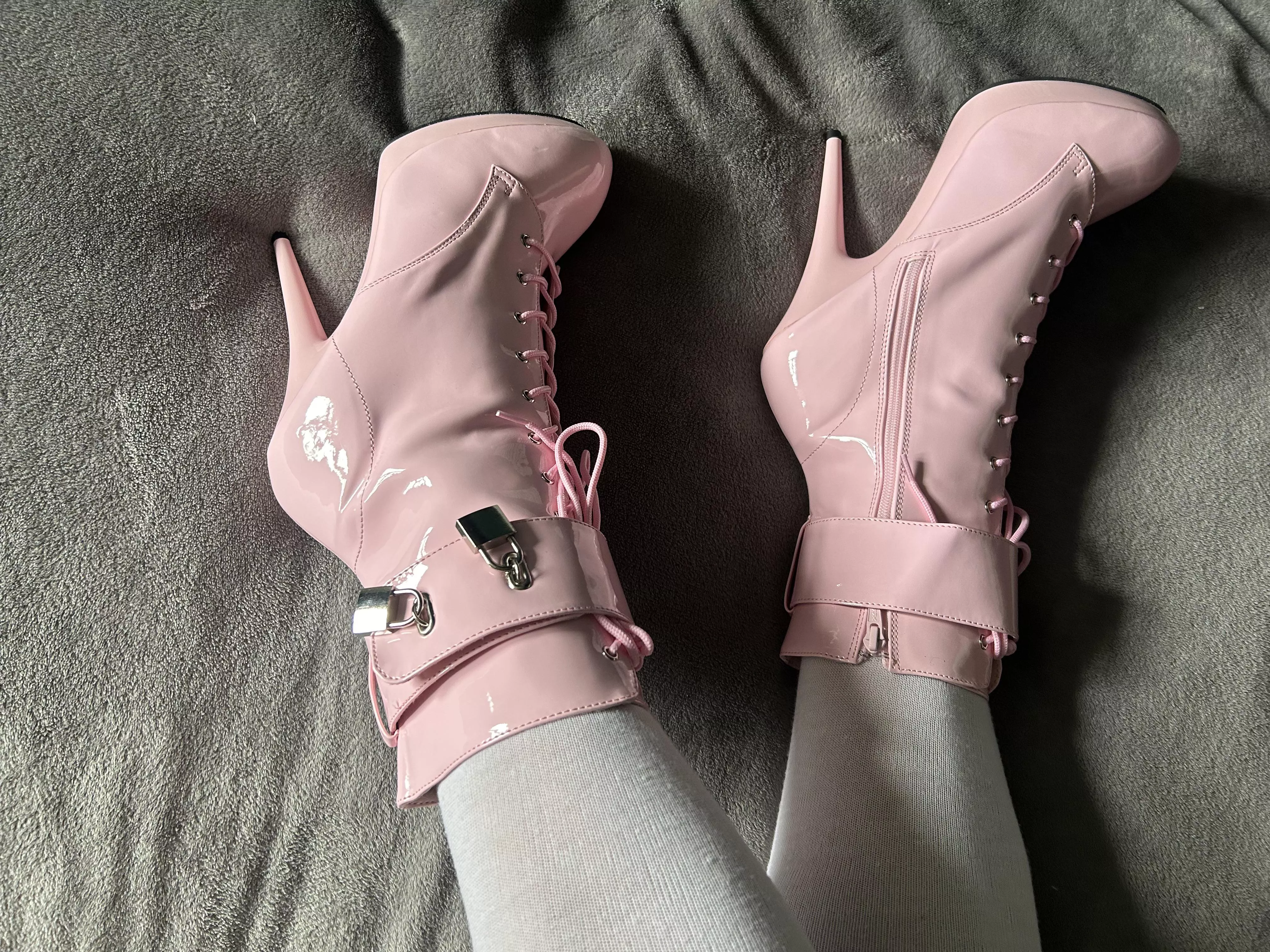 Could someone please cum on my new boots. 😈🩷