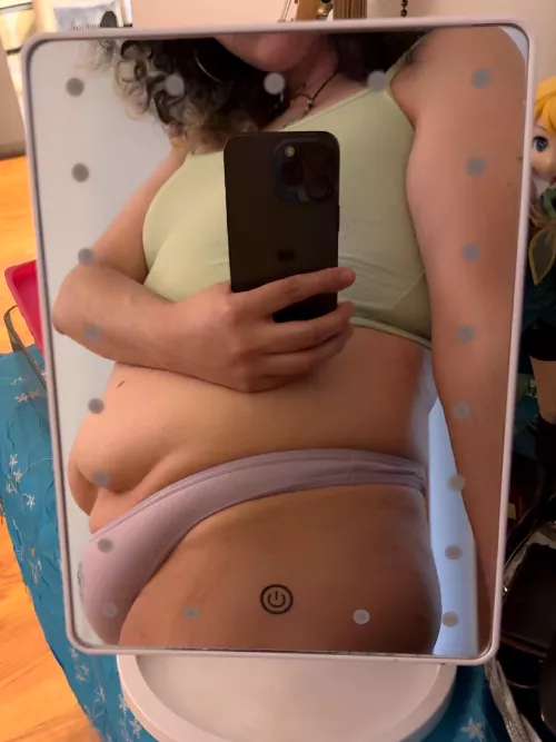 Cute lil mirror selfie 💚💜