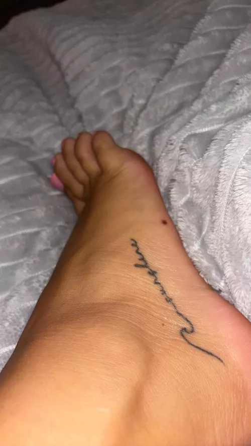 Do you like my tattoo and little mole?💋