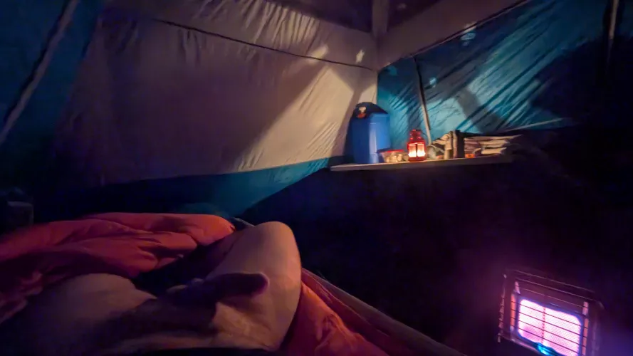 Fun dans la tente outside