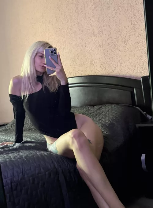 I can't resist teasing my horny followers with my body