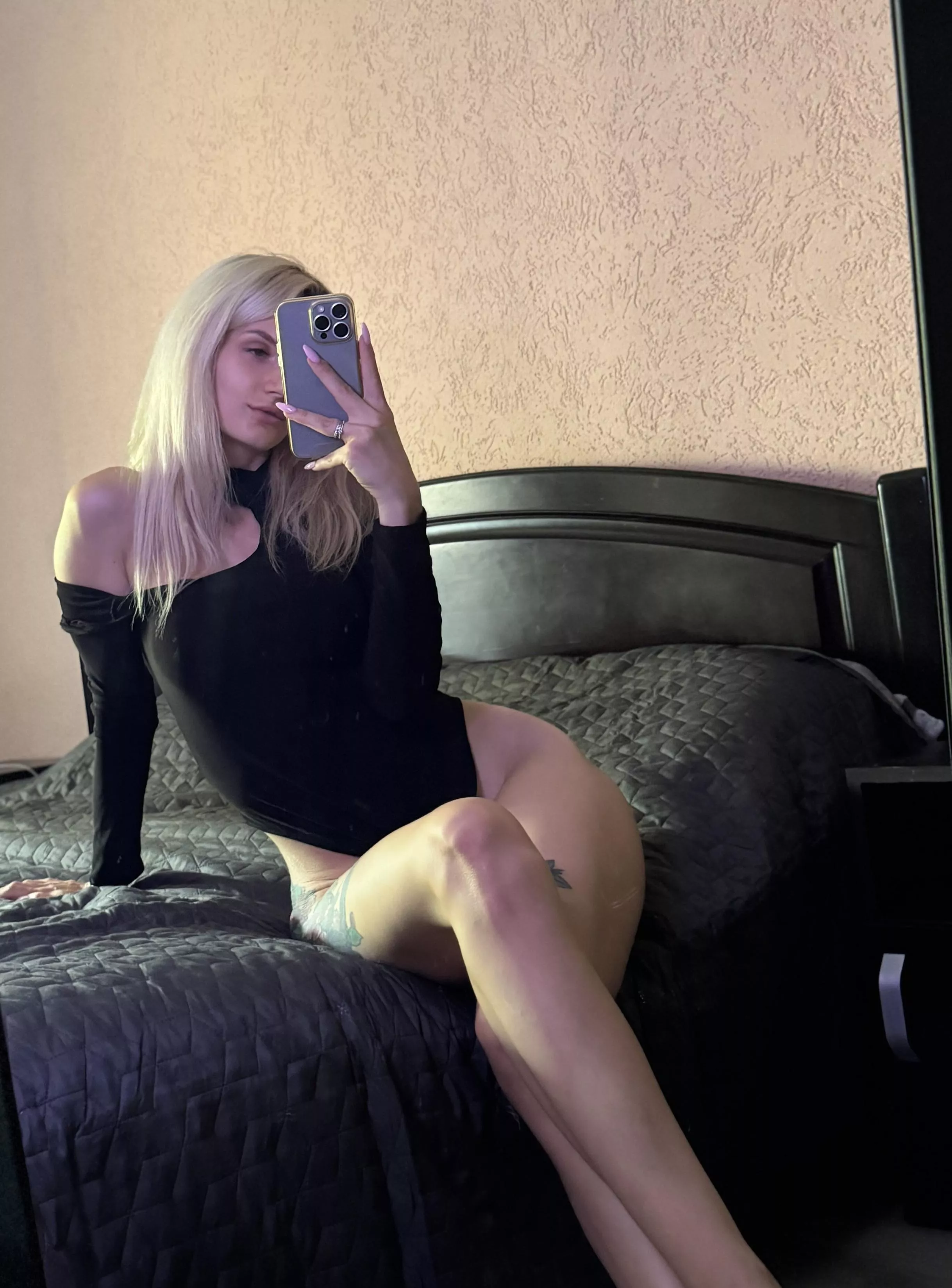 I can't resist teasing my horny followers with my body