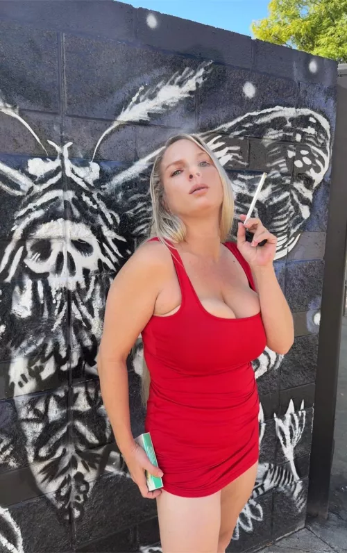 I enjoy smoking and being slutty 😈