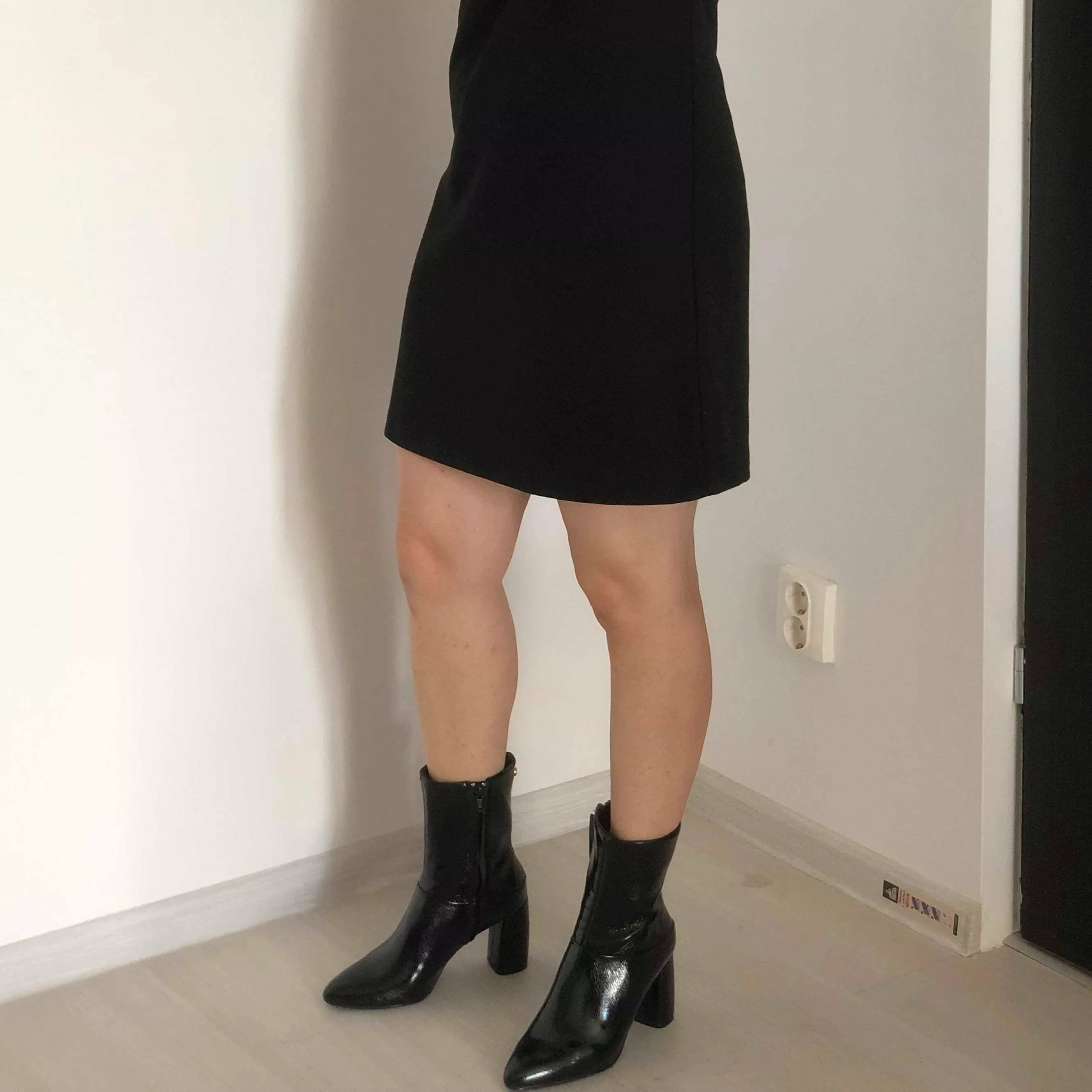 I love long boots, but I also really like short boots! Short boots don’t get smelly as easily! How about you all?