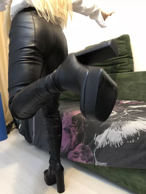 I think leather pants and knee high boots are the perfect match! So elegant, right? What do you all think? Let me know your favorite boot fashion!