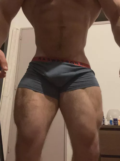 I'm a hunk that deserves to be admired for your dirty wallets!! Do you want my bulge in your mouth? DM me 18m Belgium