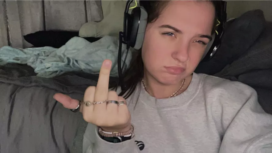 imagine getting bullied by me while we play overwatch and i steal every last penny you have 🥰