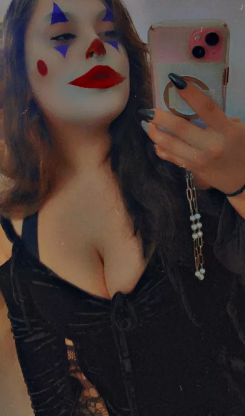 Just a ClownGirl trying to win a competition 👉🏻👈🏻🤡