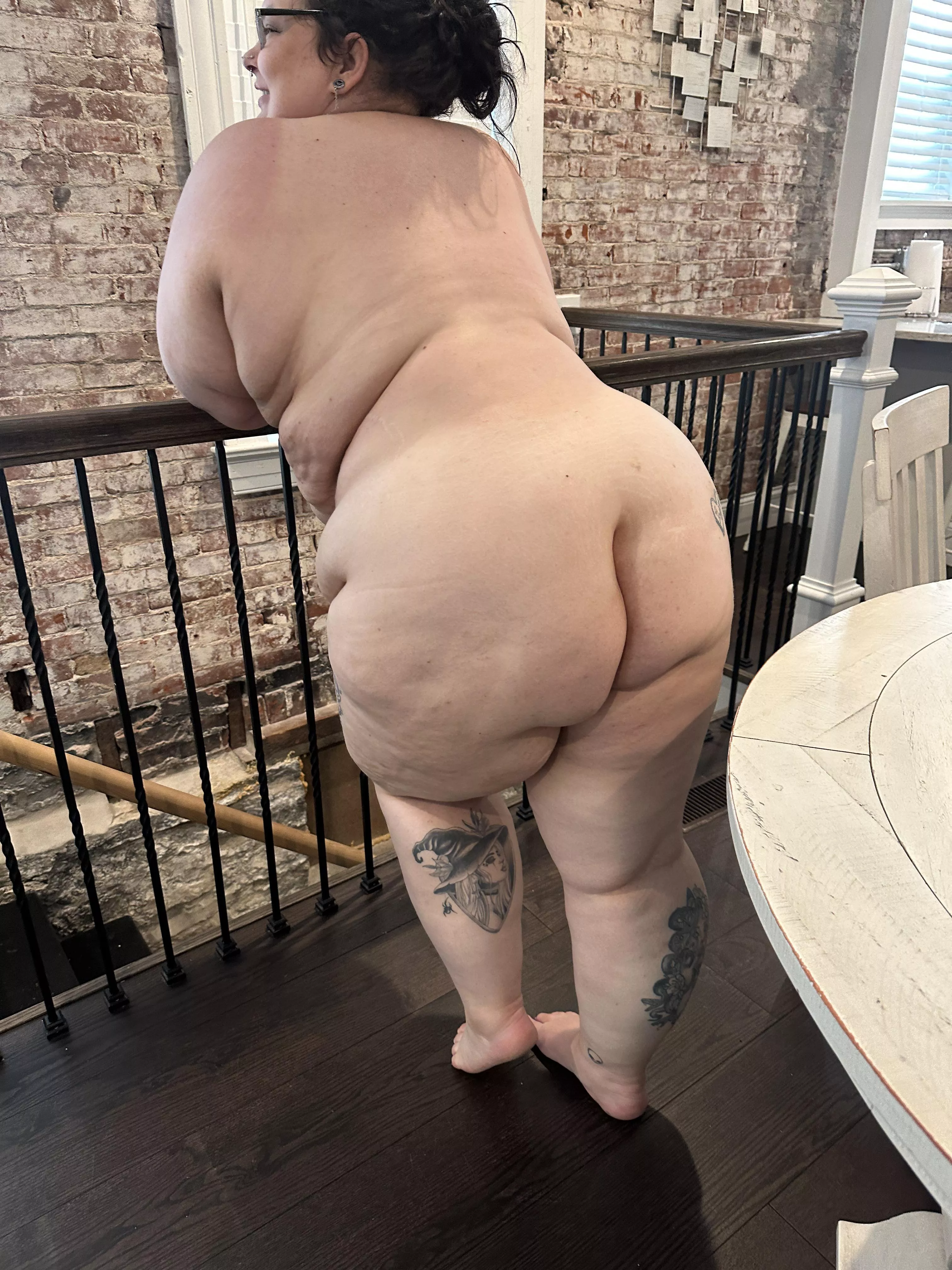 Look at those curvesss😍😍🖤