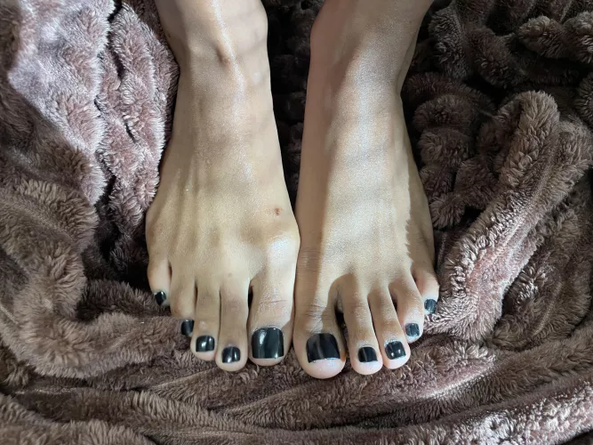 Look at you, wishing you were worthy enough to even get near my toes. Too bad you'll never be more than a pathetic micro d*ck having ass of a man!🤏🏾😒