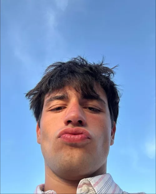 Lookin for a hung guy to drop his pants and use my mouth