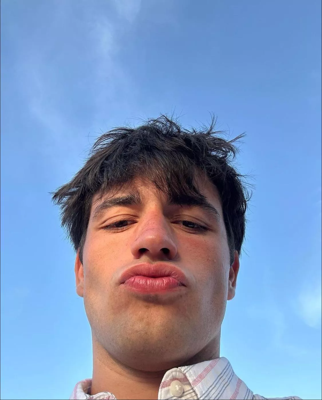 Lookin for a hung guy to drop his pants and use my mouth