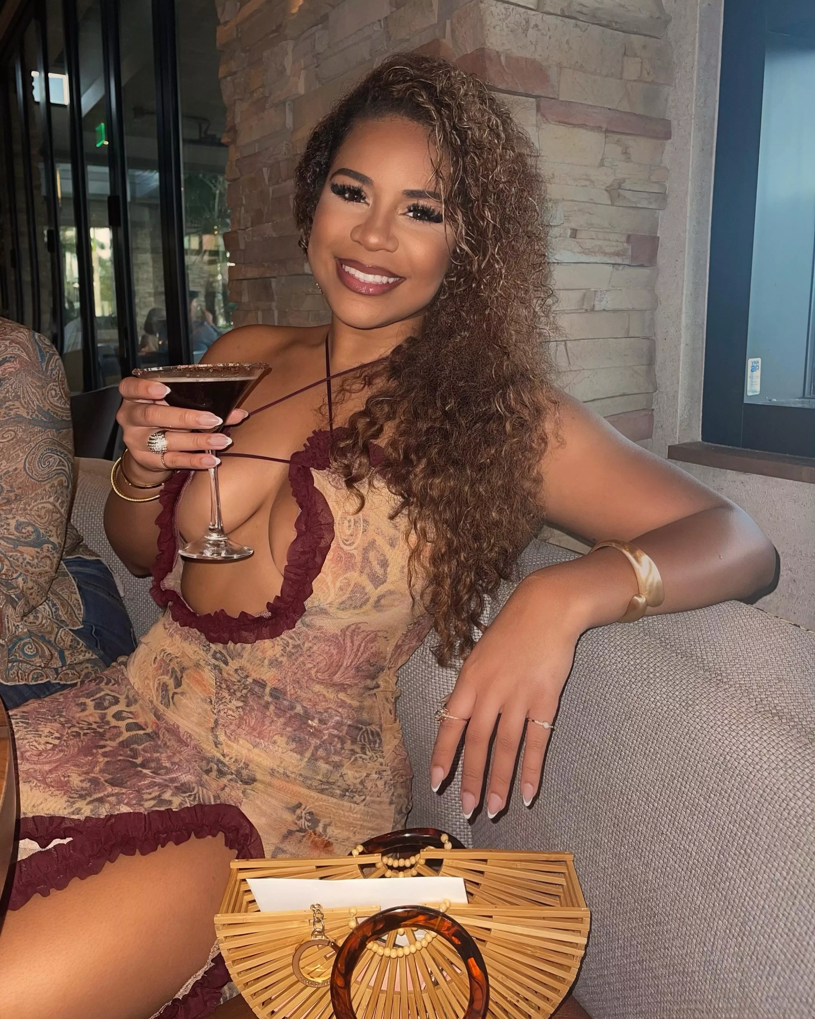 Looking for a loyal daddy to pay for my dinners 