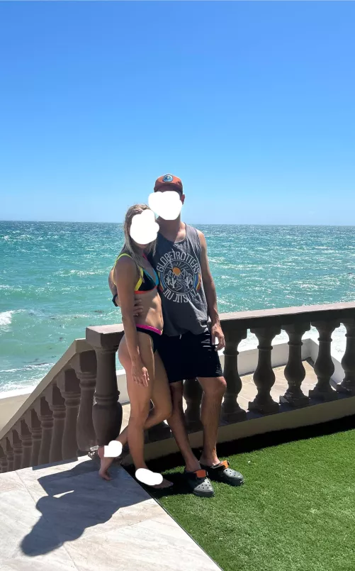 Looking for likeminded couple / friends. Open to select singles. Pretty new to this. Send pics if interested :))