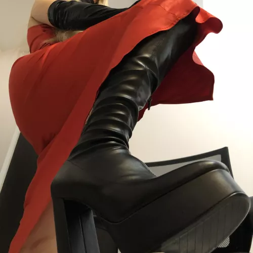 Many girls wear heeled sandals with their party dresses, but I prefer wearing long boots! Don’t you all think that’s sexier too?