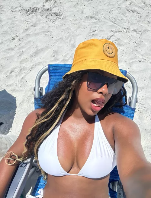 Minnesota winter’s creeping in—who’s ready to fund my escape to warmer shores? Your cash keeps me cozy😈🔥