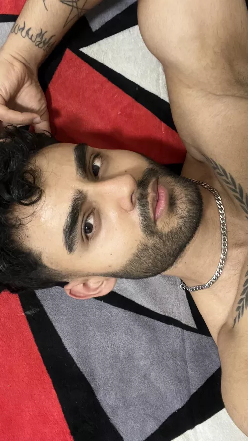 Mujeres, ¿Les gustan mas los hombres con o sin barba? Y cual es la razón?