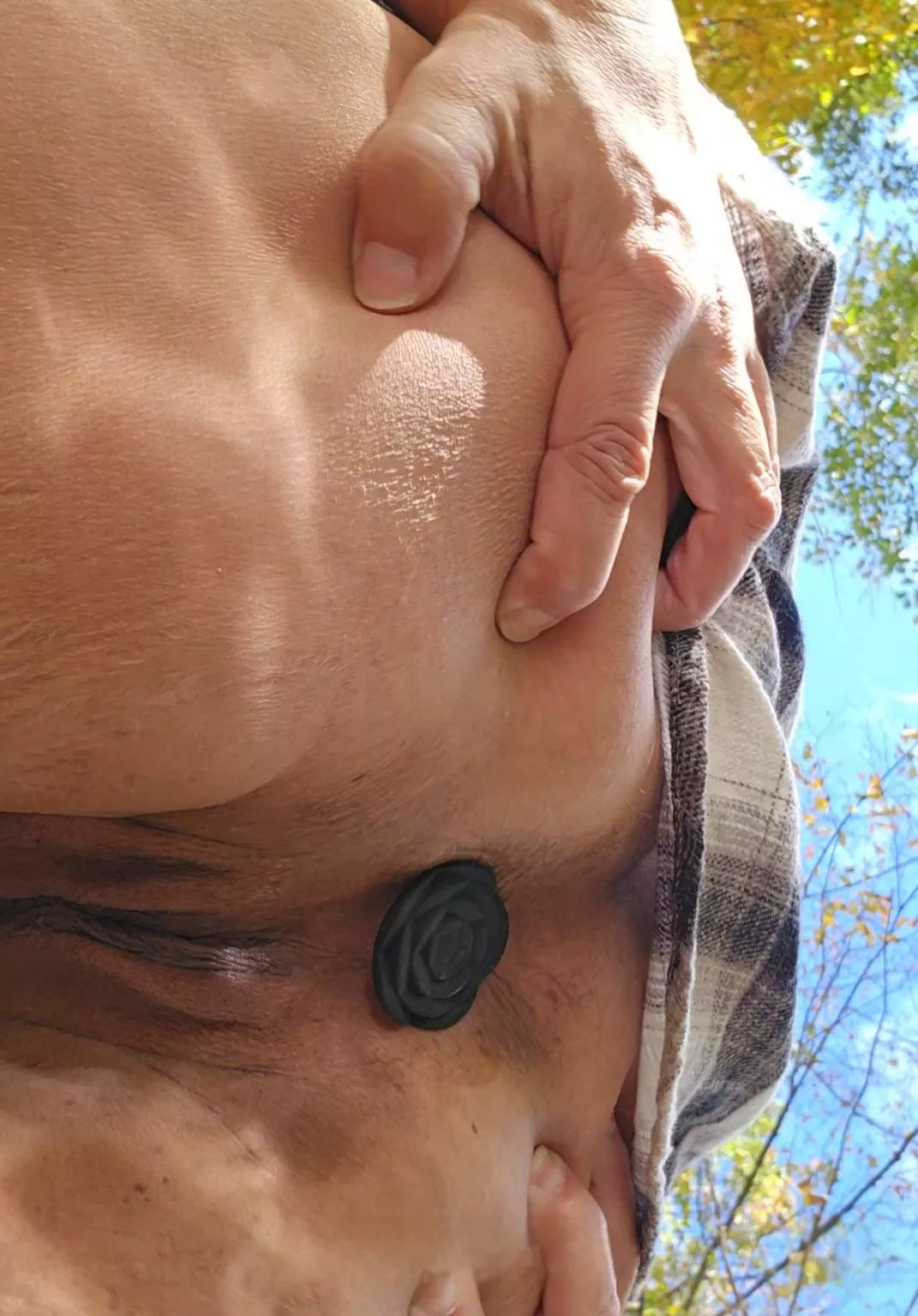 My flower buttplug while out on a hike. 