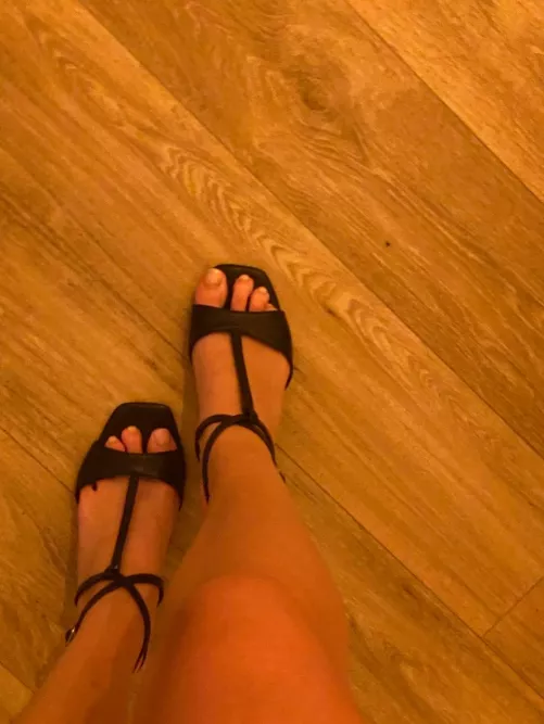 queen wearing a black cute heels