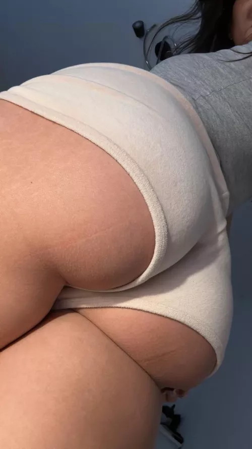 Rate my ass and tell me if you‘d eat it