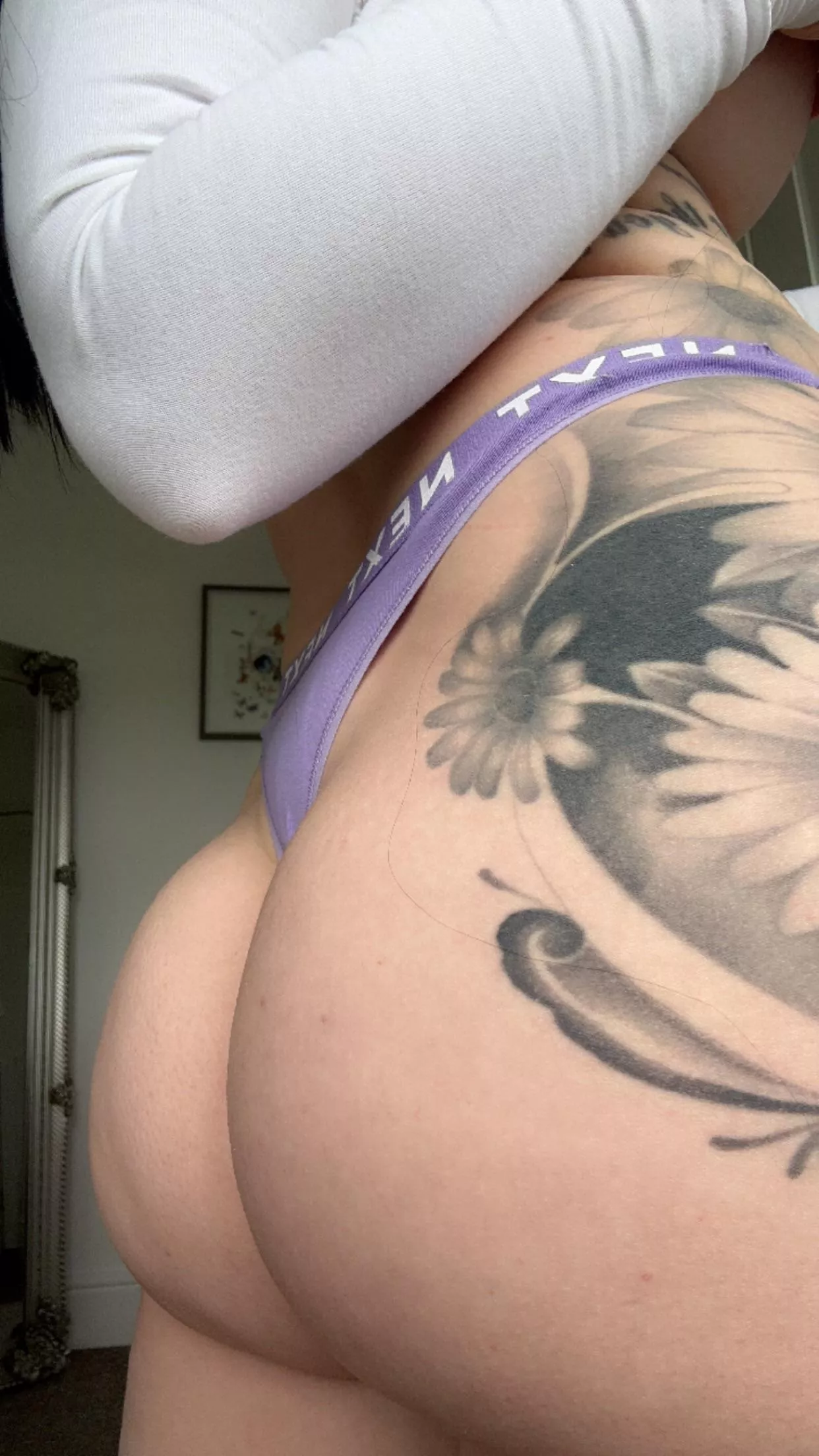 Serving up some hump day milf booty (f)