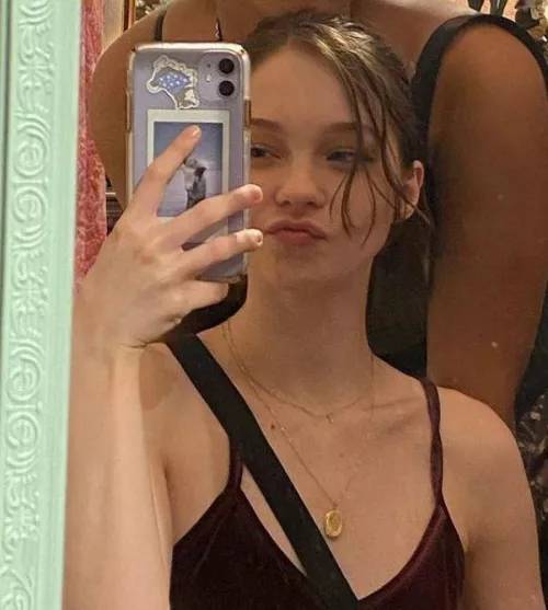 Sexy mirror selfie I haven't seen anywhere yet. (Cropped out the friend in background cuz she did nothing for me & was a distraction 😁)