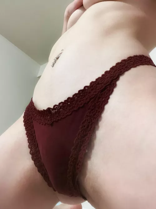 so bored all alone in this hotel room😴