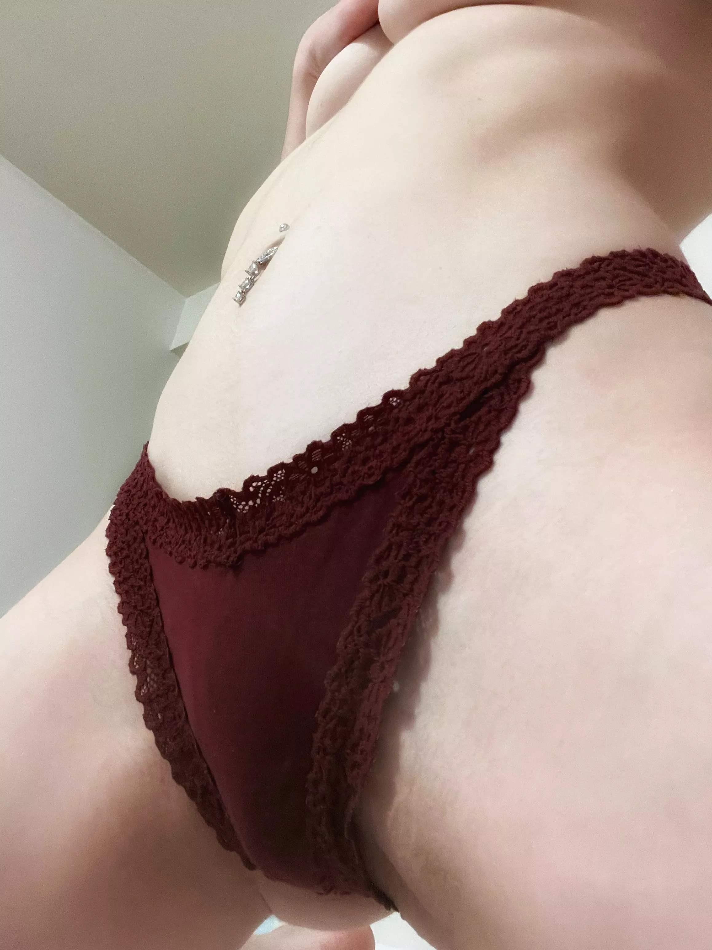 so bored all alone in this hotel room😴